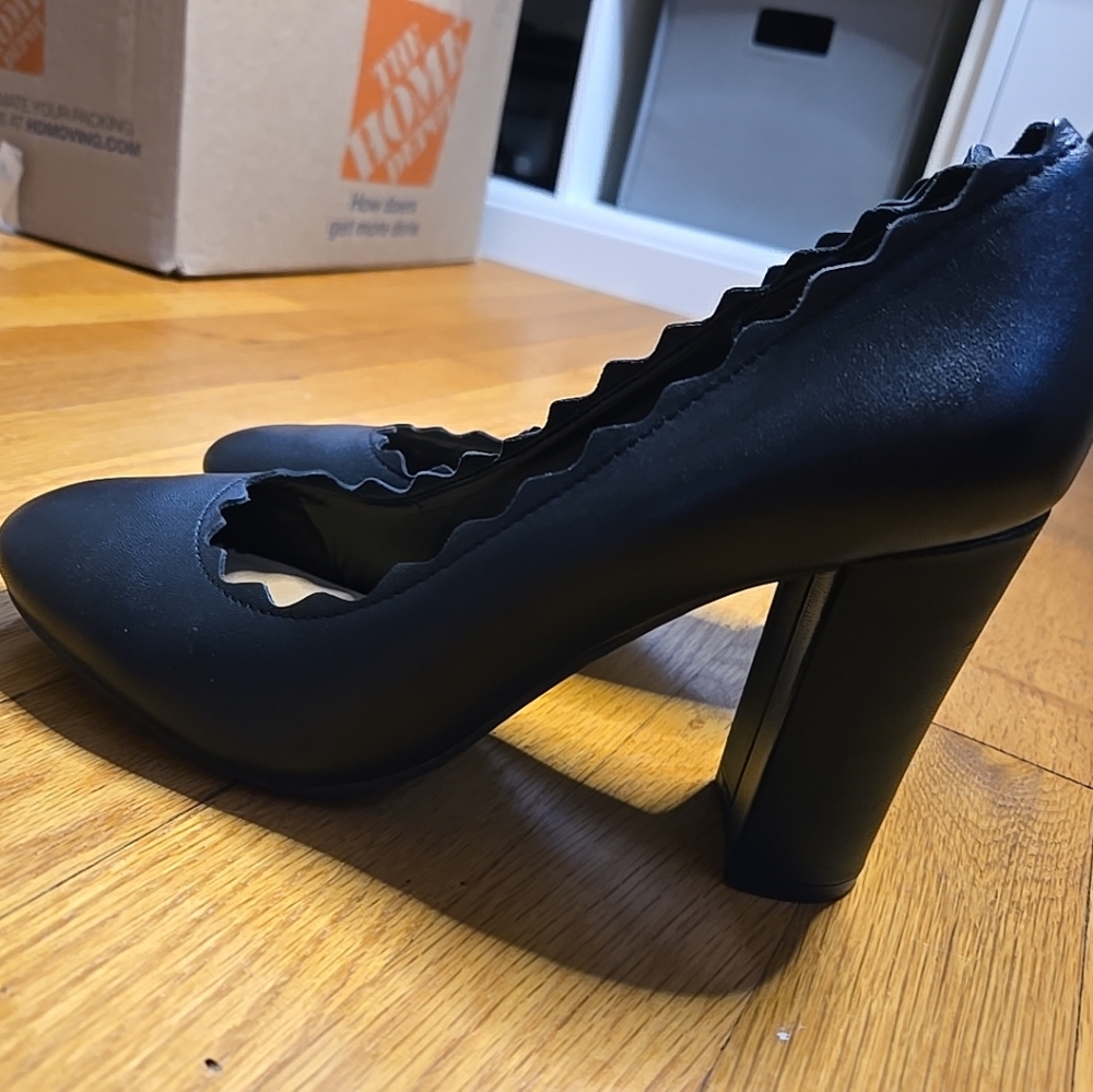 Crown Vintage NEW Womens Black Leather Pumps Sz 9.5 (4" Heels)